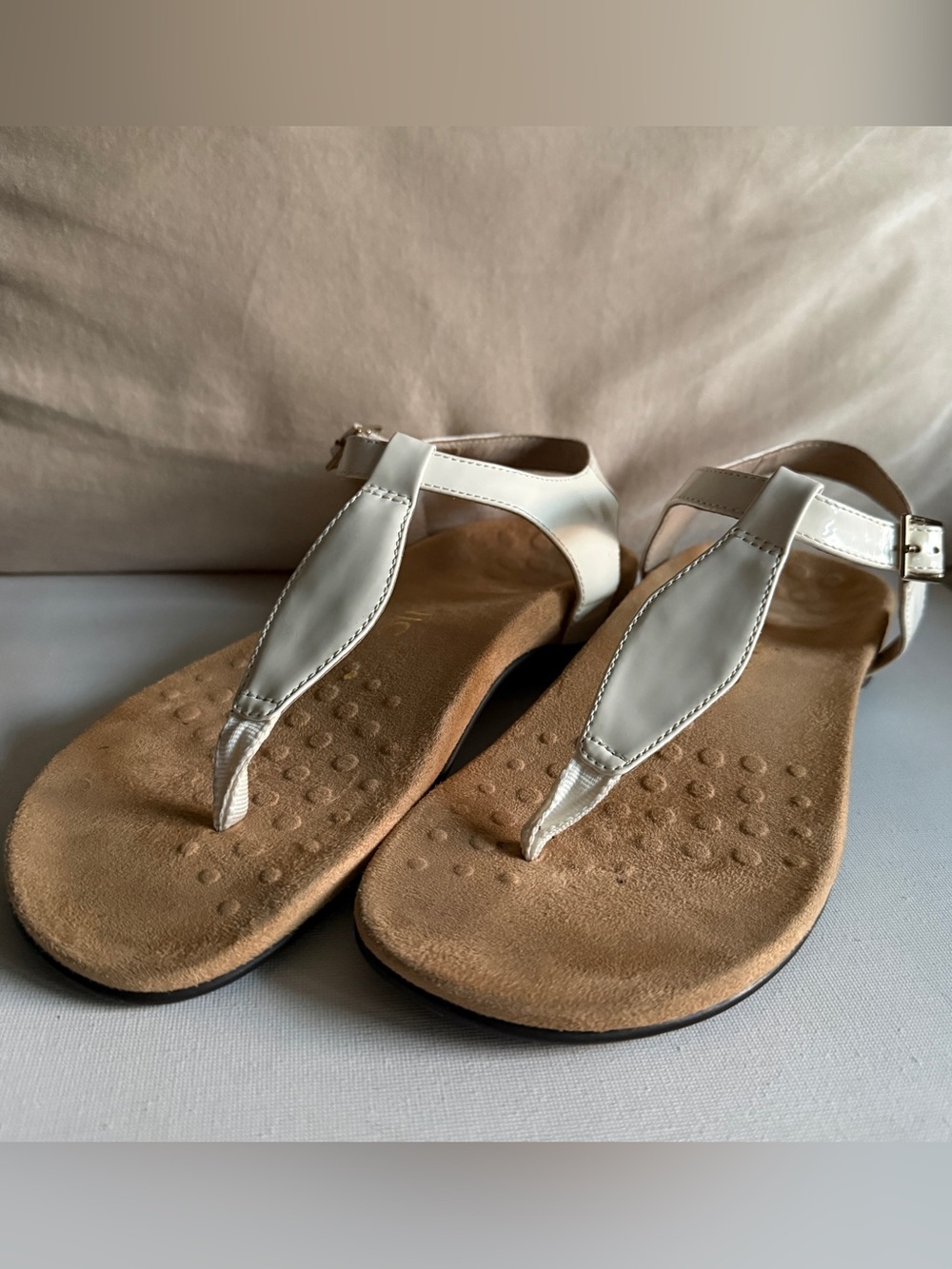 Vionic White Women's White Leather Kirra Strap Thong Sandals Size 6 - Picture 4 of 14